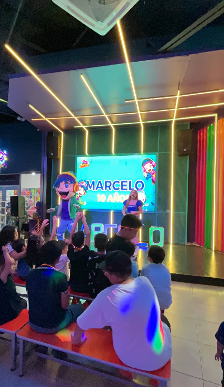 Escenario con pantalla y show infantil